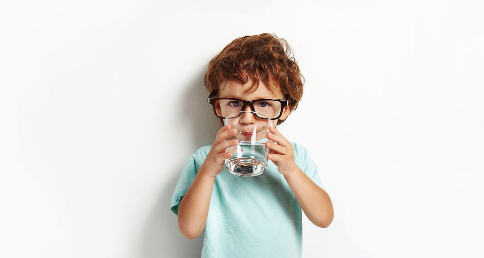 Pojke med vattenglas