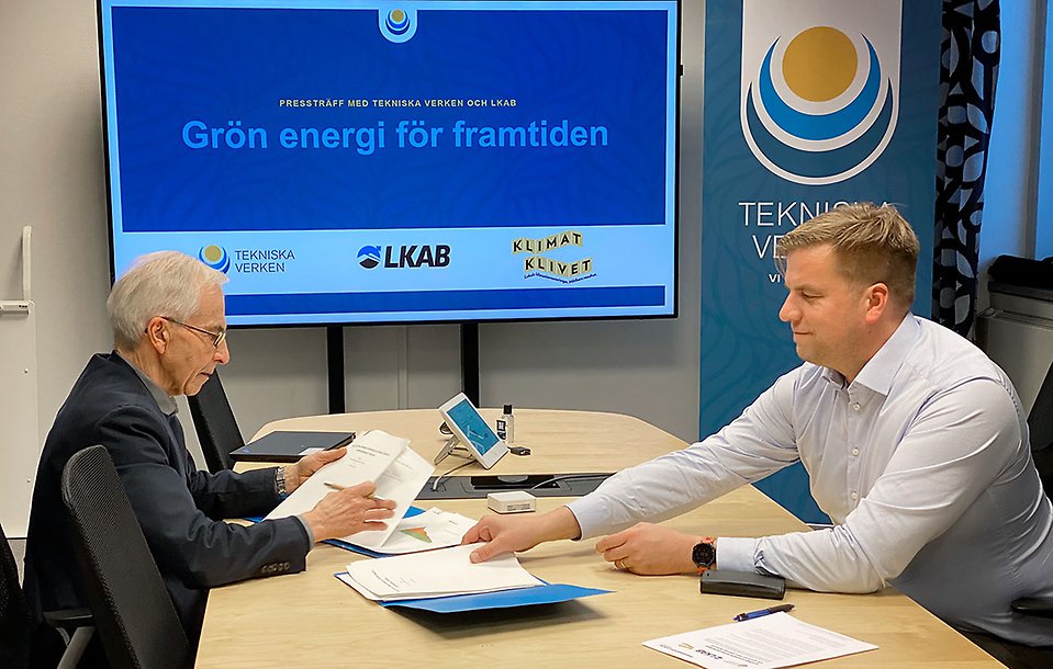 Thore Johansson, styrelseordförande för Tekniska Verken och Michael Palo, direktör affärsområde järnmalm på LKAB signerar avtalet.